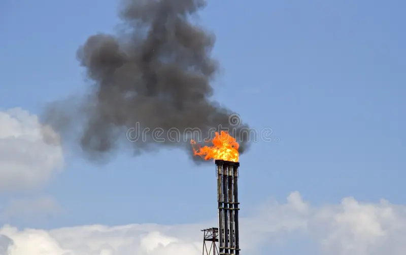 refinería-de-petróleo-con-el-fuego-y-el-humo-26223895