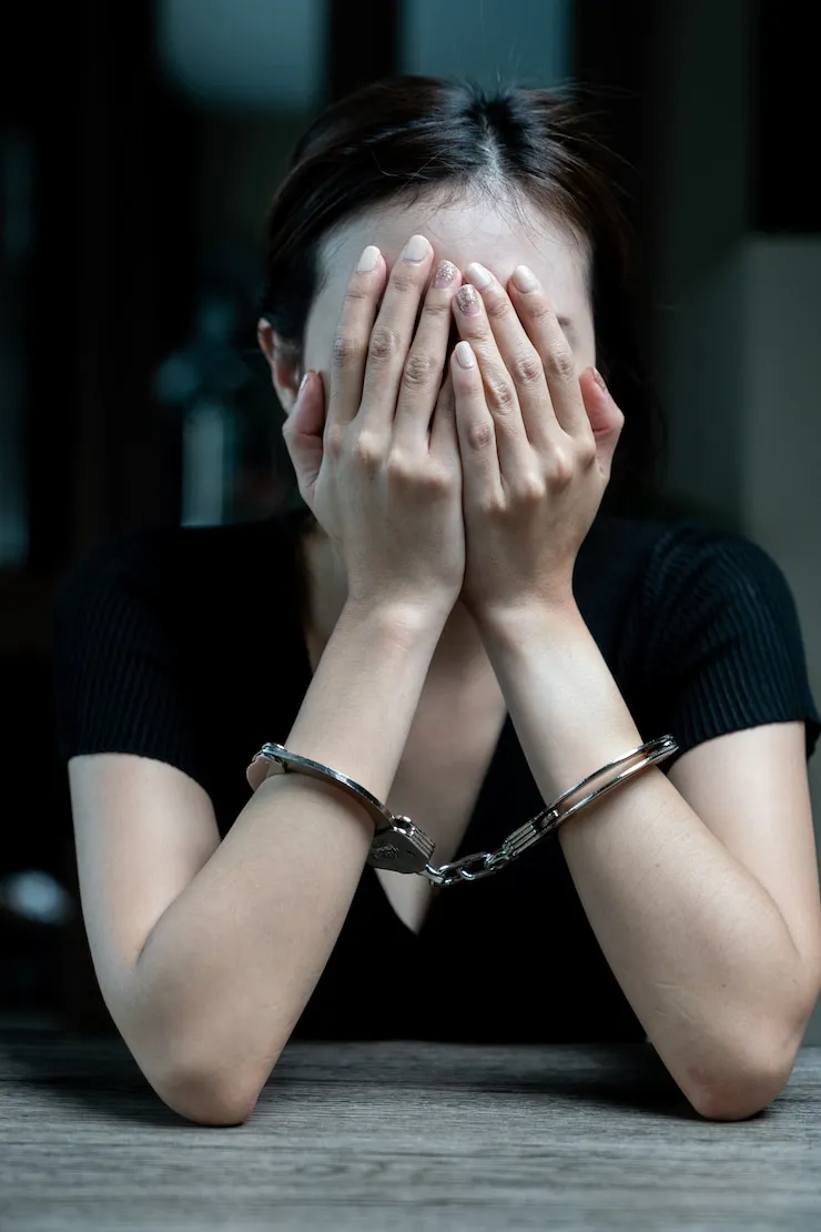 esposadas-prisionero-prisioneras-fueron-esposadas-oscura-prision_46370-1169