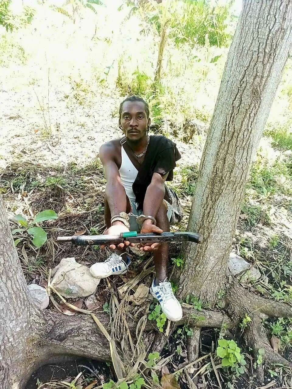 HAITIANO DETENIDO CON ESCOPETA DE FABRICACION CASERA 2