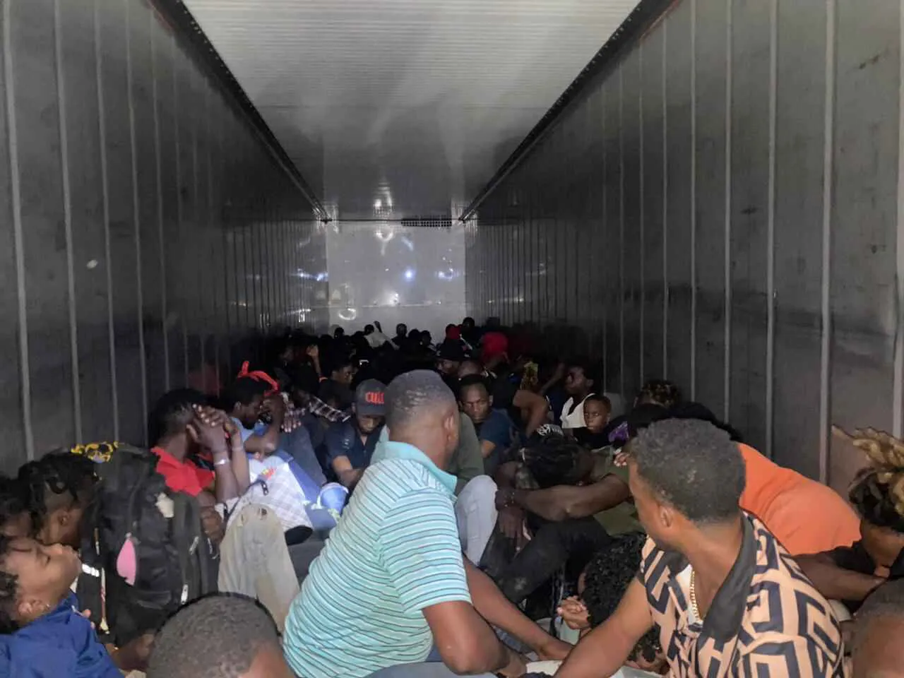FURGON CON 79 HAITIANOS