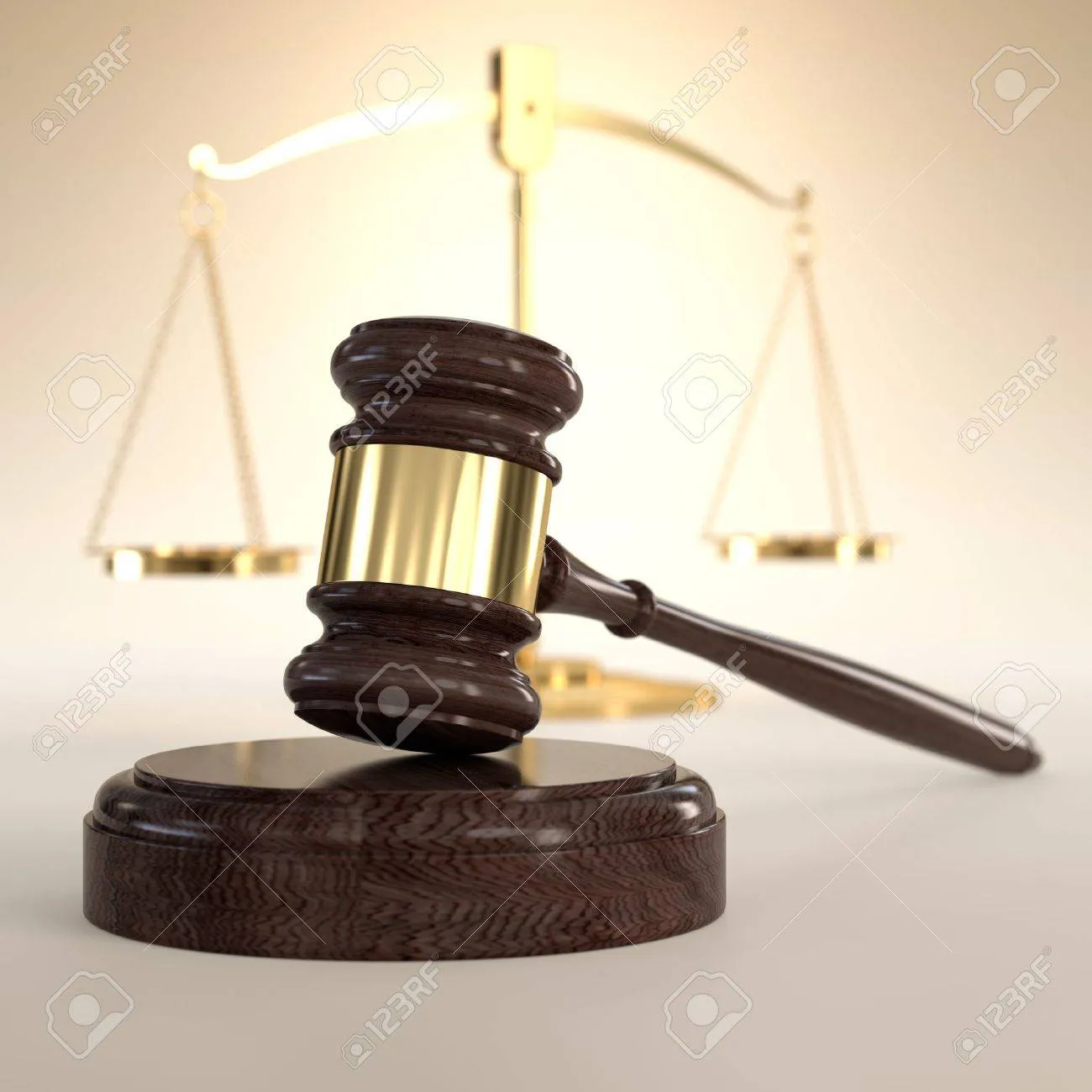 16306823-ilustración-3d-de-la-balanza-de-la-justicia-y-martillo-en-fondo-naranja